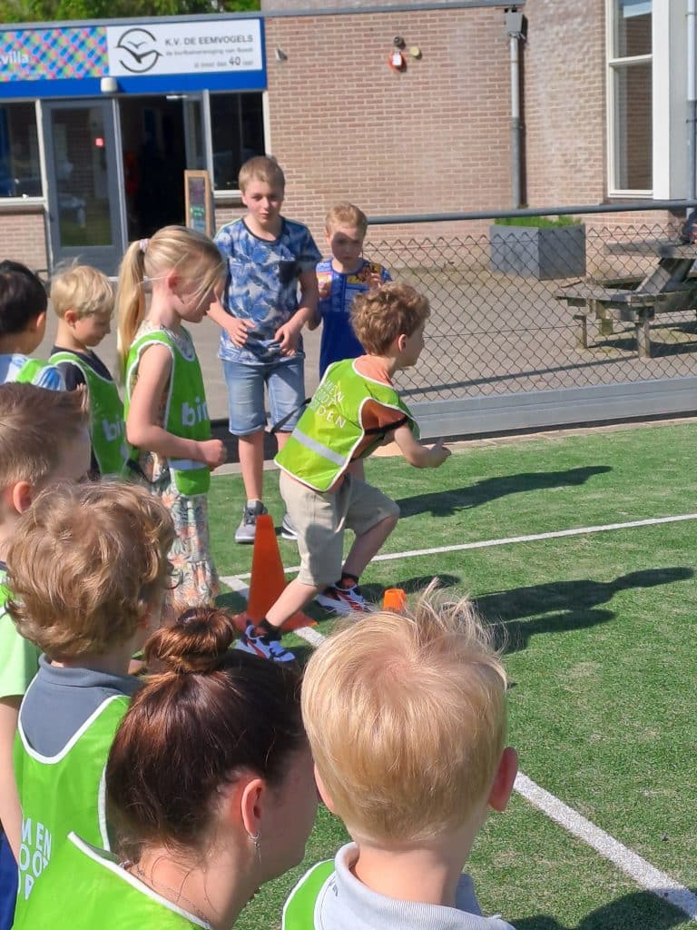 De Eemvogels trakteert BINK-kinderen op prachtige korfbaldag